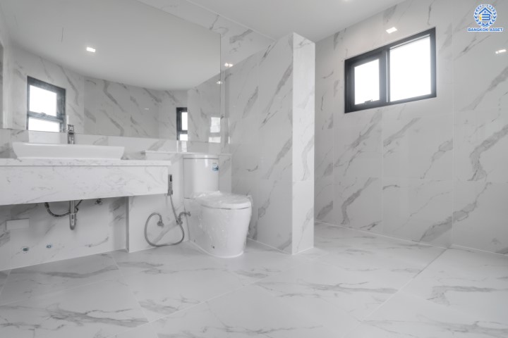 บ้านเดี่ยวมือสองย่านกรุงเทพมหานคร ม.กฤษดานคร31 ติดถนนบรมราชชนนี หลังมุม! จัดแต่งพื้นที่ได้เต็มที่ บนเนื้อที่กว้างขวางมากถึง 137.3 ตร.ว. ฟังก์ชัน 3 ห้องนอน 4 ห้องน้ำ 2 ที่จอดรถ บนทำเลศักยภาพใกล้ม.มหิดล และเพียง 10 นาที ก็ถึงเซ็นทรัล ปิ่นเกล้า